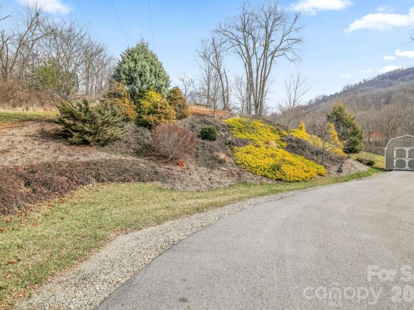 140 Debbie Loop, Waynesville, NC 28786.  MLS# CAR4298832, YatesRealty ID 8900. Drive & Landscape Winter