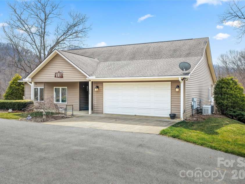 140 Debbie Loop, Waynesville, NC 28786.  MLS# CAR4298832, YatesRealty ID 8900. Drive Winter