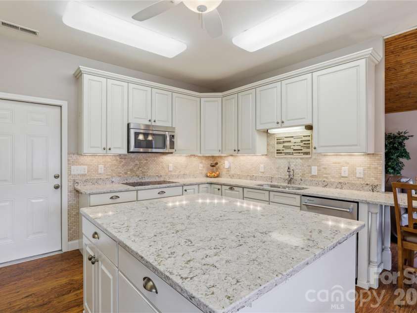 140 Debbie Loop, Waynesville, NC 28786.  MLS# CAR4298832, YatesRealty ID 8900. Kitchen Island