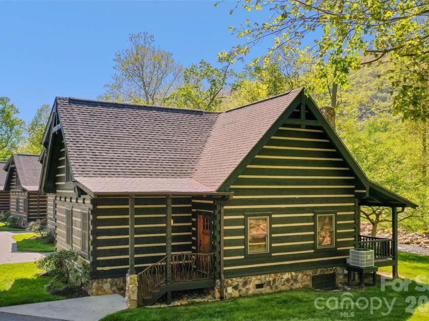 24 Rachels Circle, Maggie Valley, NC 28751.  MLS# CAR4361814, YatesRealty ID 8905. 