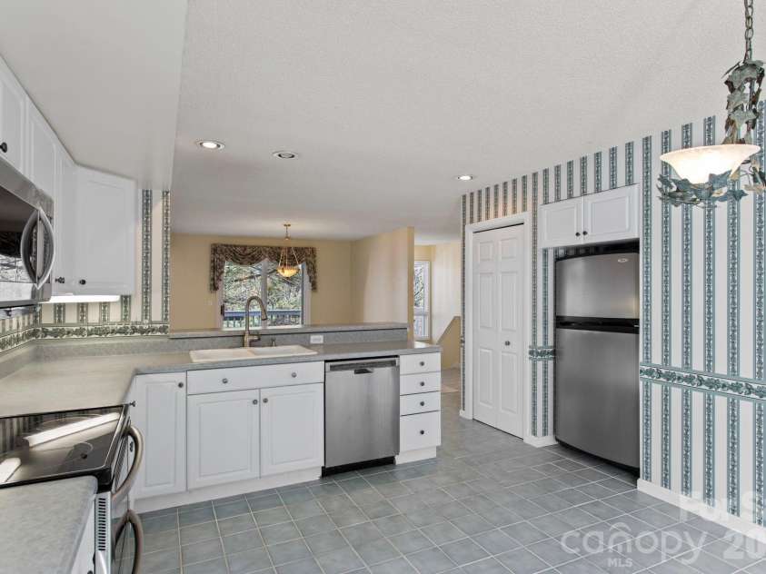 514 Cobblestone Lane, Flat Rock, NC 28731.  MLS# CAR4366078, YatesRealty ID 8907. 