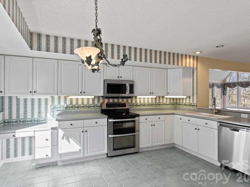 514 Cobblestone Lane, Flat Rock, NC 28731.  MLS# CAR4366078, YatesRealty ID 8907. 