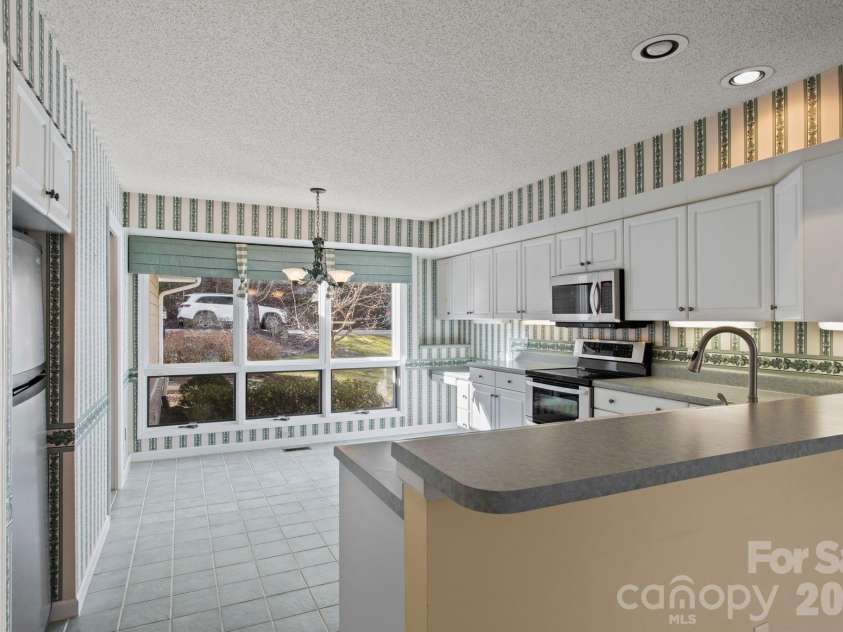 514 Cobblestone Lane, Flat Rock, NC 28731.  MLS# CAR4366078, YatesRealty ID 8907. 
