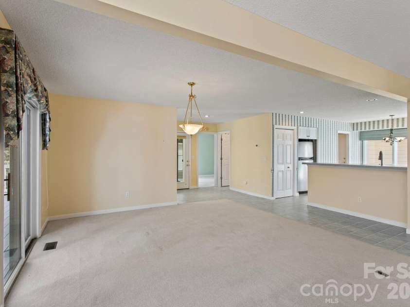 514 Cobblestone Lane, Flat Rock, NC 28731.  MLS# CAR4366078, YatesRealty ID 8907. 
