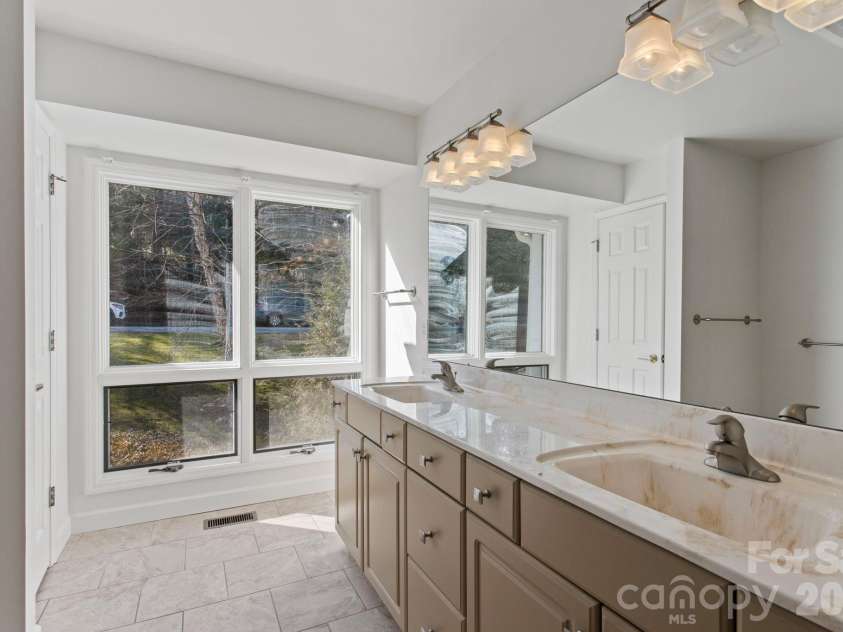 514 Cobblestone Lane, Flat Rock, NC 28731.  MLS# CAR4366078, YatesRealty ID 8907. 