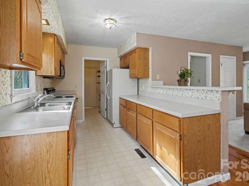 21 Sydney Lane, Asheville, NC 28806.  MLS# CAR4361623, YatesRealty ID 8910. 