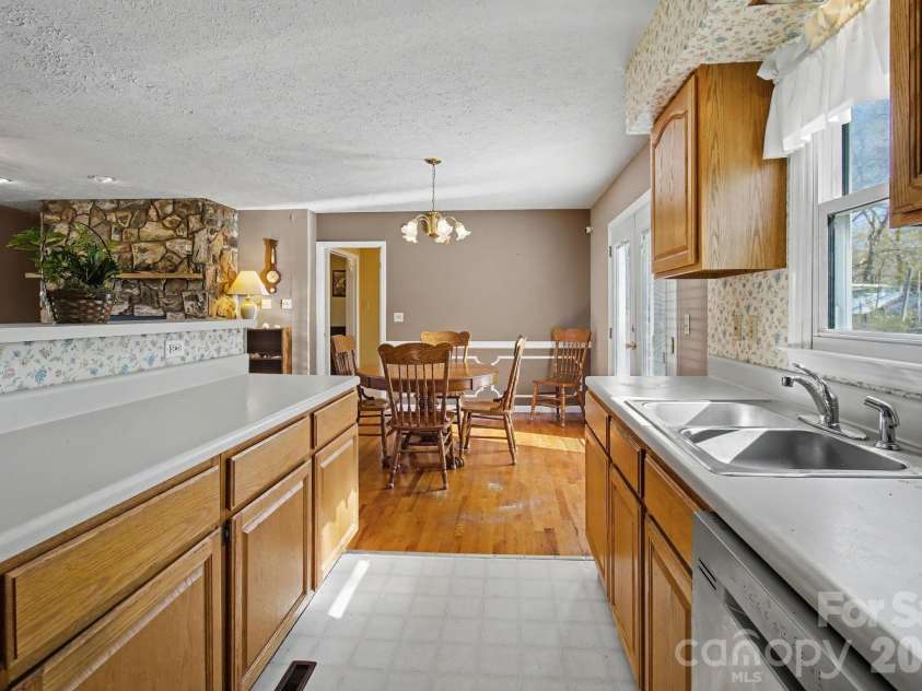 21 Sydney Lane, Asheville, NC 28806.  MLS# CAR4361623, YatesRealty ID 8910. 
