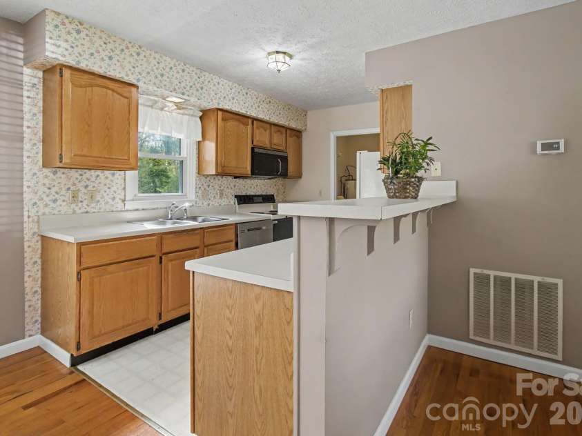 21 Sydney Lane, Asheville, NC 28806.  MLS# CAR4361623, YatesRealty ID 8910. 