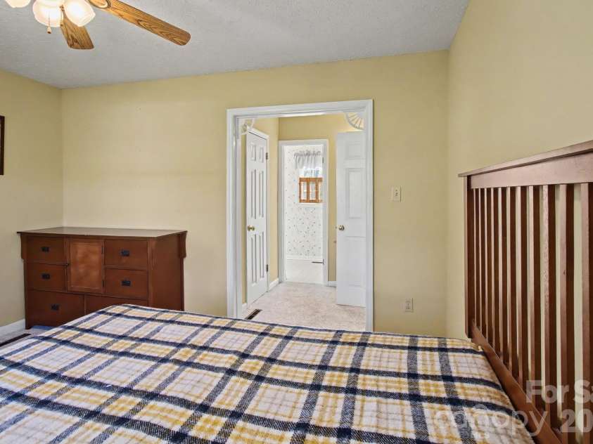 21 Sydney Lane, Asheville, NC 28806.  MLS# CAR4361623, YatesRealty ID 8910. 
