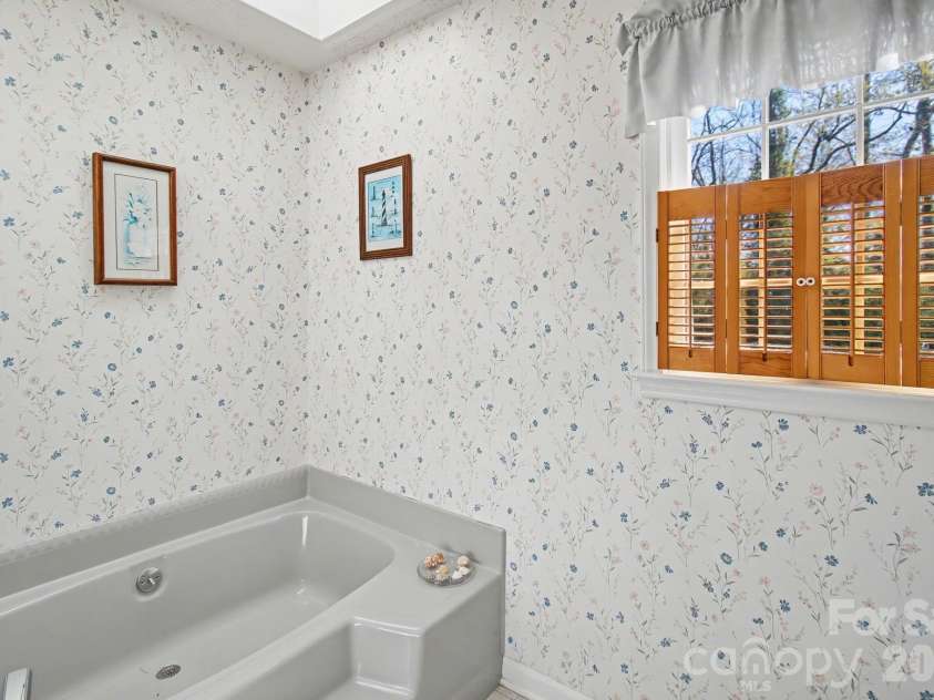 21 Sydney Lane, Asheville, NC 28806.  MLS# CAR4361623, YatesRealty ID 8910. 