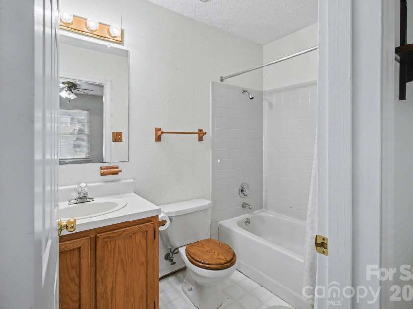 21 Sydney Lane, Asheville, NC 28806.  MLS# CAR4361623, YatesRealty ID 8910. 