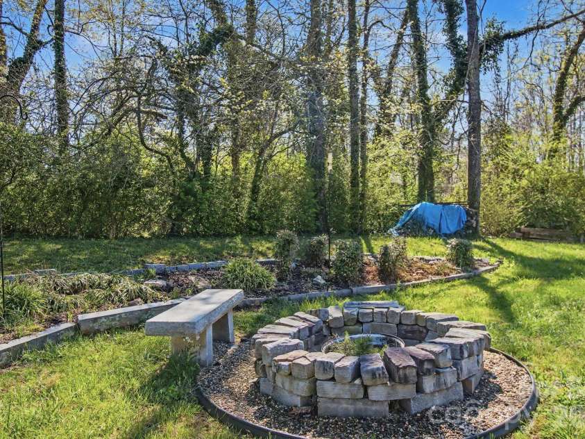 21 Sydney Lane, Asheville, NC 28806.  MLS# CAR4361623, YatesRealty ID 8910. 