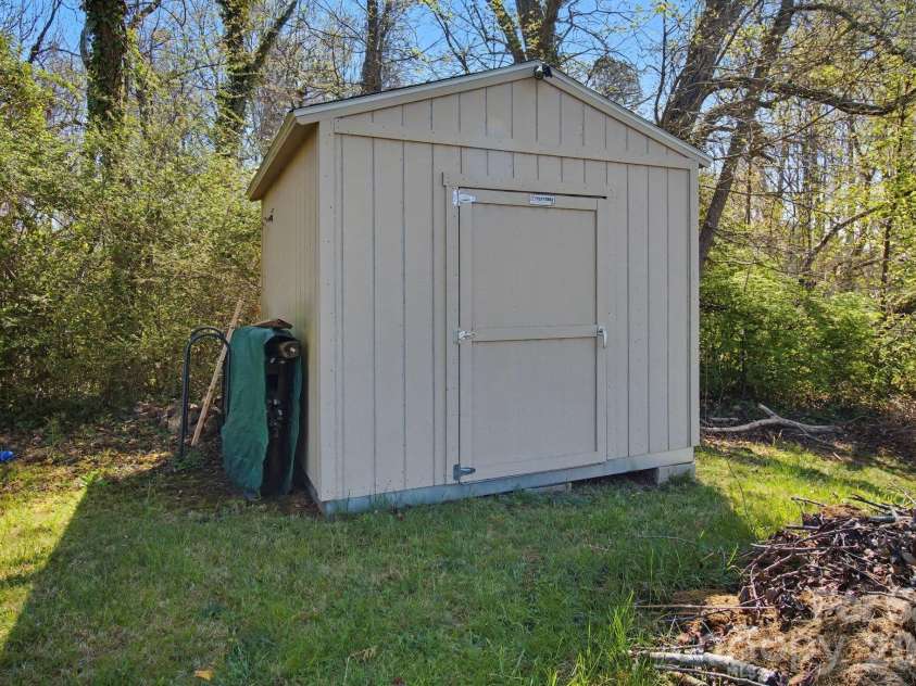 21 Sydney Lane, Asheville, NC 28806.  MLS# CAR4361623, YatesRealty ID 8910. 