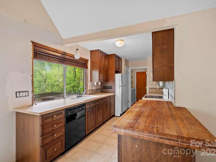 1020 Vineyard Road, Tryon, NC 28782.  MLS# CAR4252534, YatesRealty ID 8918. 