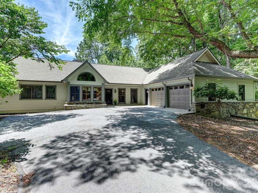 109 Chattooga Run, Hendersonville, NC 28739.  MLS# CAR4362800, YatesRealty ID 8921. 