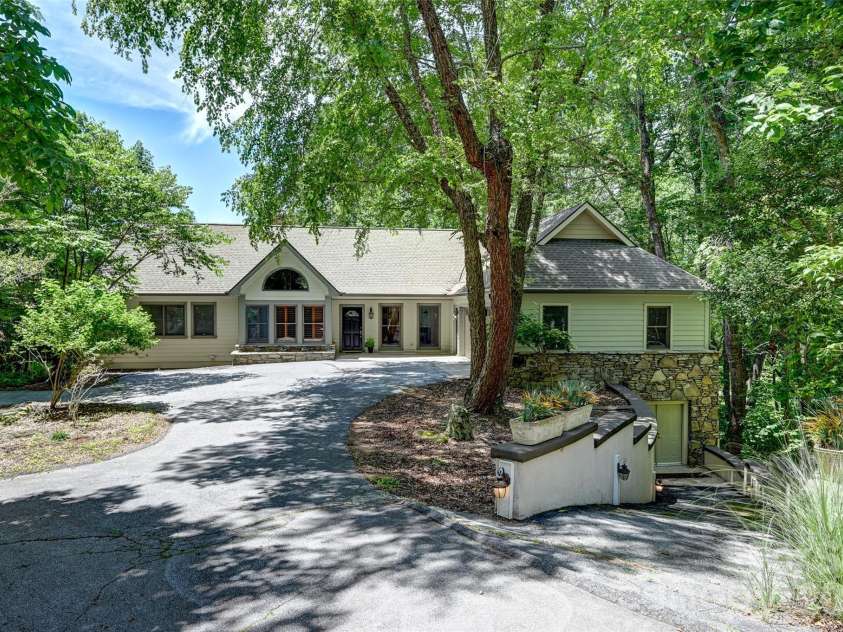 109 Chattooga Run, Hendersonville, NC 28739.  MLS# CAR4362800, YatesRealty ID 8921. 