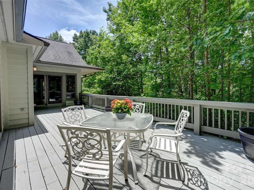 109 Chattooga Run, Hendersonville, NC 28739.  MLS# CAR4362800, YatesRealty ID 8921. 