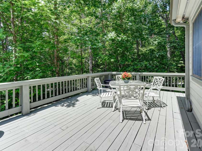 109 Chattooga Run, Hendersonville, NC 28739.  MLS# CAR4362800, YatesRealty ID 8921. 