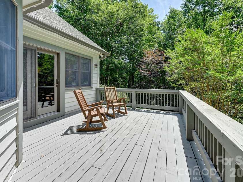 109 Chattooga Run, Hendersonville, NC 28739.  MLS# CAR4362800, YatesRealty ID 8921. 