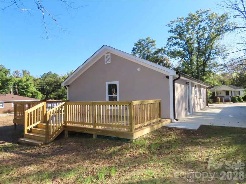 433 Clinton Avenue, Lancaster, SC 29720.  MLS# CAR4310556, YatesRealty ID 8924. 
