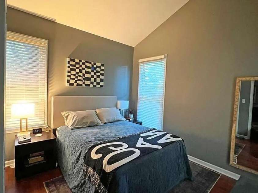 300 Cedar Street, Charlotte, NC 28202.  MLS# CAR4252788, YatesRealty ID 8925. 