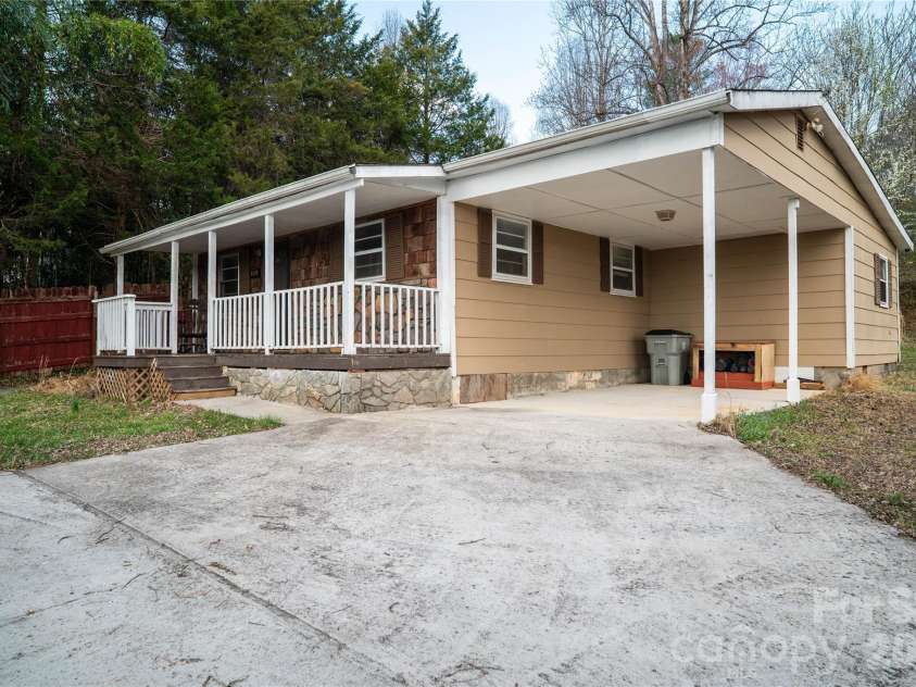 813 Severt Circle, Lenoir, NC 28645.  MLS# CAR4355098, YatesRealty ID 8925. 