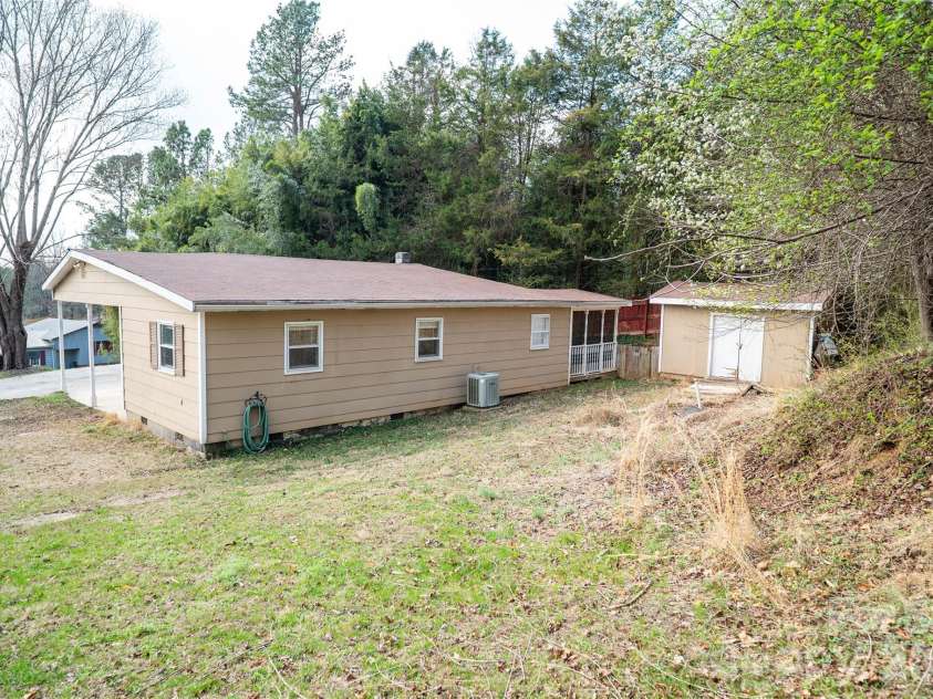 813 Severt Circle, Lenoir, NC 28645.  MLS# CAR4355098, YatesRealty ID 8925. 