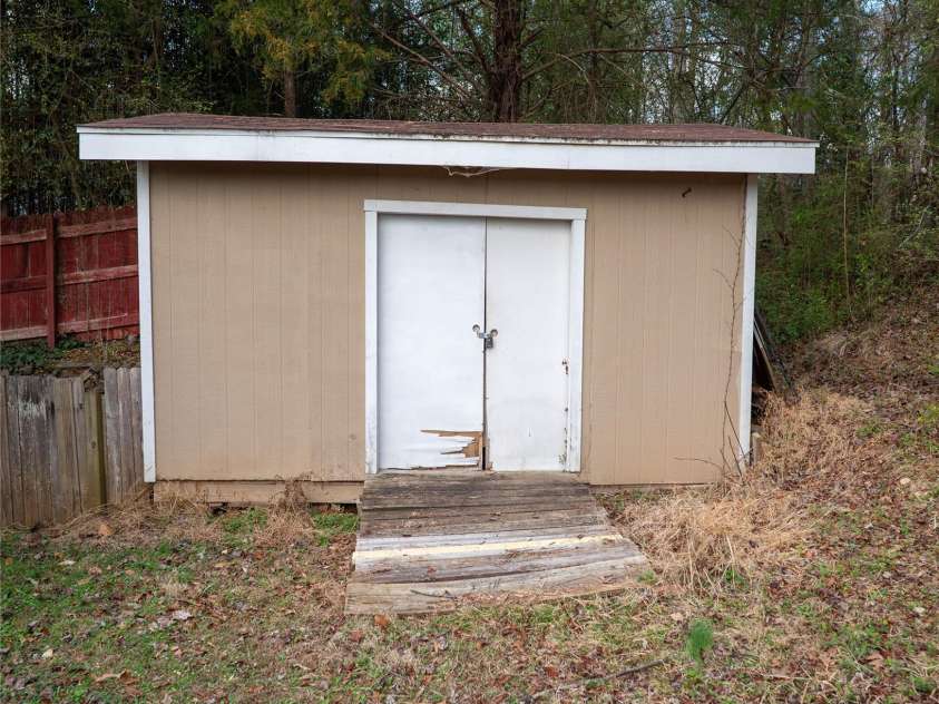 813 Severt Circle, Lenoir, NC 28645.  MLS# CAR4355098, YatesRealty ID 8925. 