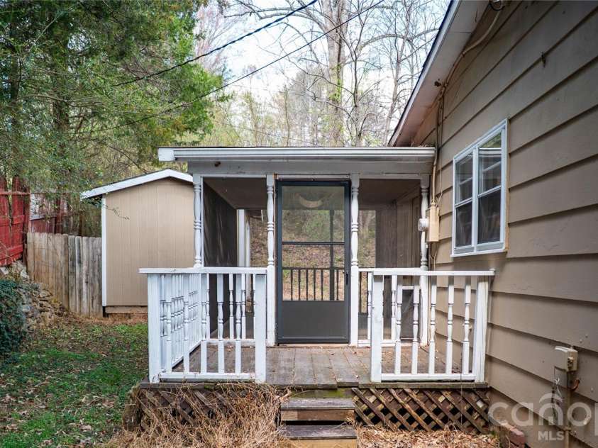 813 Severt Circle, Lenoir, NC 28645.  MLS# CAR4355098, YatesRealty ID 8925. 