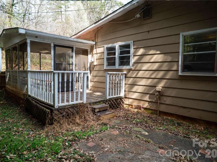 813 Severt Circle, Lenoir, NC 28645.  MLS# CAR4355098, YatesRealty ID 8925. 