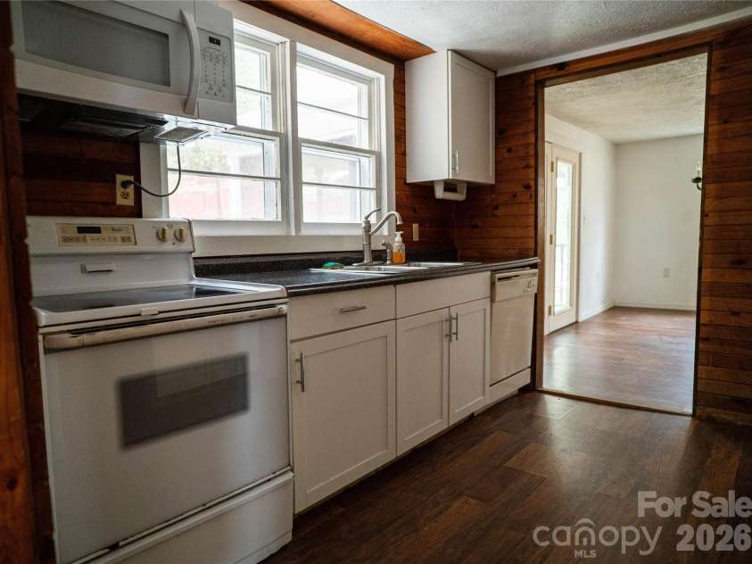 813 Severt Circle, Lenoir, NC 28645.  MLS# CAR4355098, YatesRealty ID 8925. 