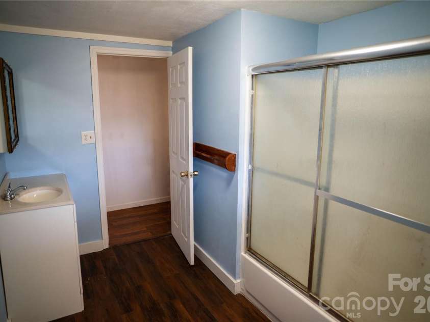 813 Severt Circle, Lenoir, NC 28645.  MLS# CAR4355098, YatesRealty ID 8925. 