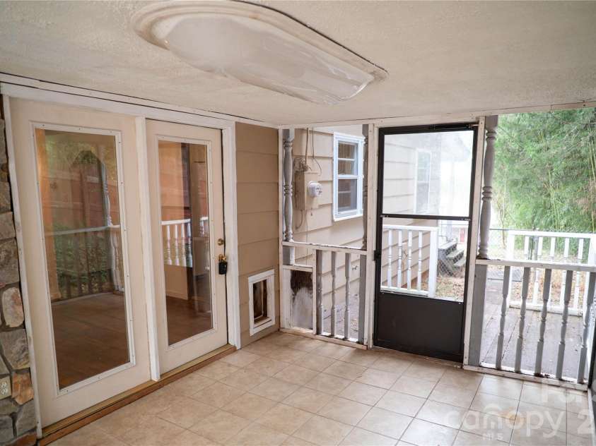 813 Severt Circle, Lenoir, NC 28645.  MLS# CAR4355098, YatesRealty ID 8925. 