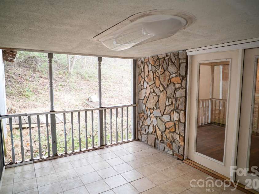 813 Severt Circle, Lenoir, NC 28645.  MLS# CAR4355098, YatesRealty ID 8925. 