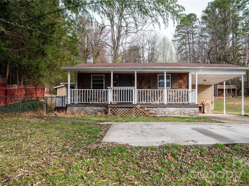 813 Severt Circle, Lenoir, NC 28645.  MLS# CAR4355098, YatesRealty ID 8925. 