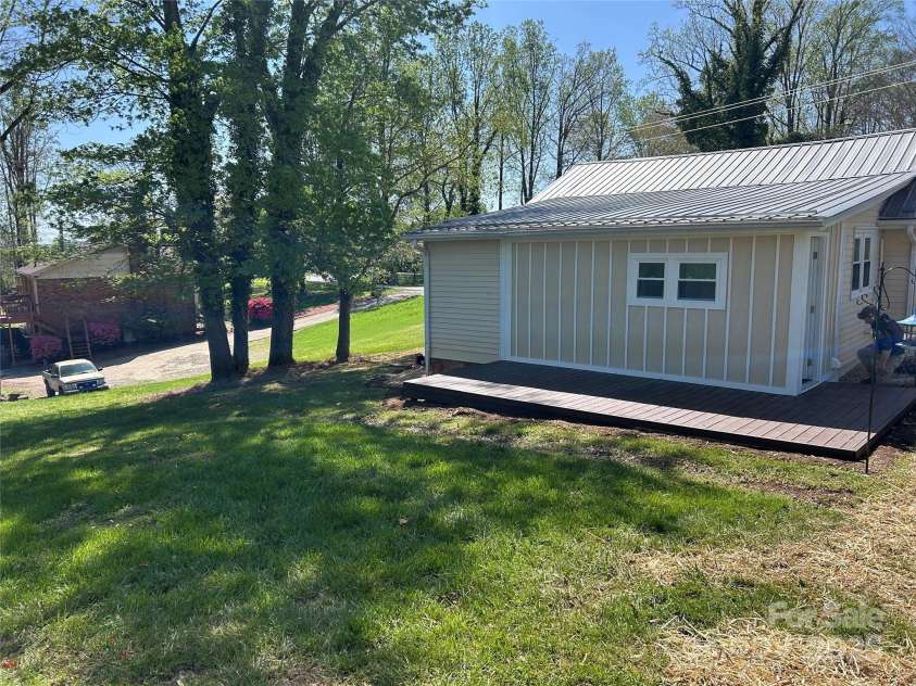 219 Highland Avenue, Elkin, NC 28621.  MLS# CAR4244969, YatesRealty ID 8926. 