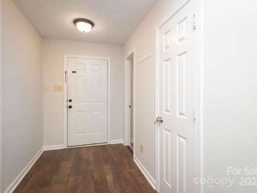 1965 Leesburg Drive, Clover, SC 29710.  MLS# CAR4249746, YatesRealty ID 8927. Entry Hallway