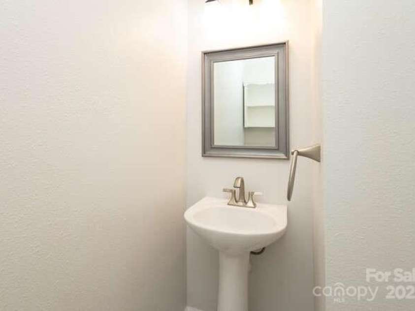 1965 Leesburg Drive, Clover, SC 29710.  MLS# CAR4249746, YatesRealty ID 8927. Half Bathroom