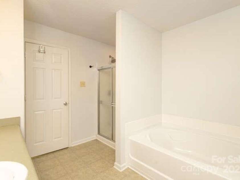 1965 Leesburg Drive, Clover, SC 29710.  MLS# CAR4249746, YatesRealty ID 8927. Primary Bathroom