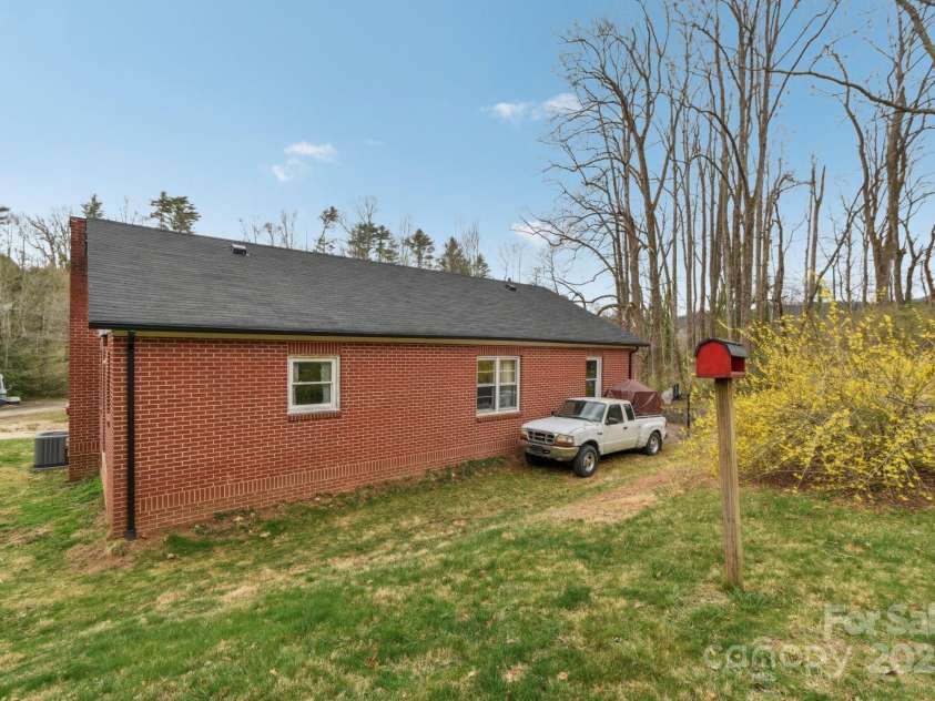 181 Dogwood Lane, Spruce Pine, NC 28777.  MLS# CAR4234977, YatesRealty ID 8936. 