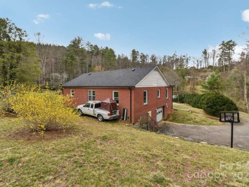 181 Dogwood Lane, Spruce Pine, NC 28777.  MLS# CAR4234977, YatesRealty ID 8936. 