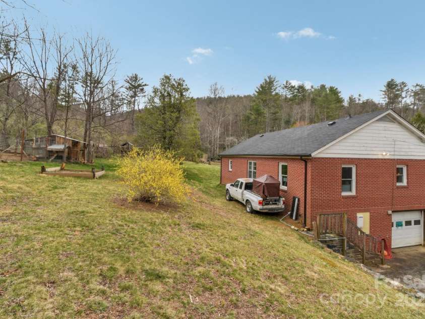 181 Dogwood Lane, Spruce Pine, NC 28777.  MLS# CAR4234977, YatesRealty ID 8936. 