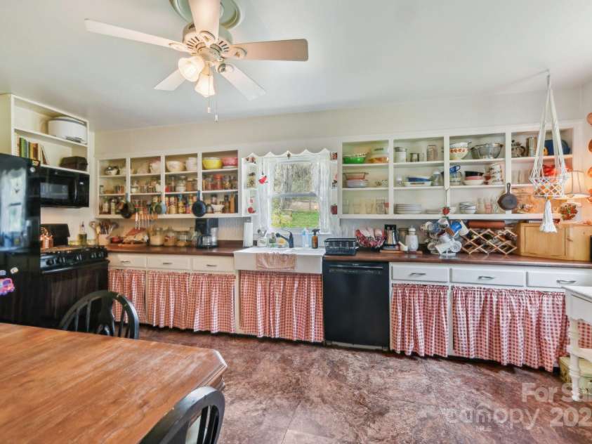 181 Dogwood Lane, Spruce Pine, NC 28777.  MLS# CAR4234977, YatesRealty ID 8936. 