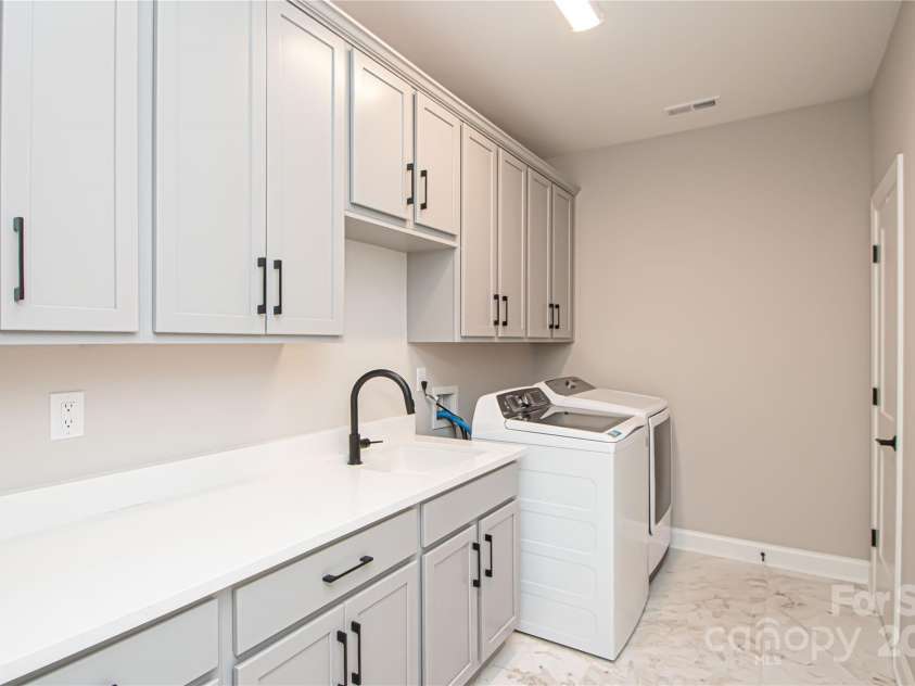 1022 Galloway Drive, Matthews, NC 28104.  MLS# CAR4325424, YatesRealty ID 894. 