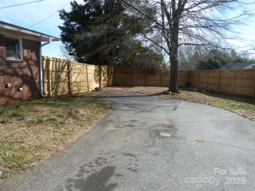 3091 Main Street Extension, Spartanburg, SC 29307.  MLS# CAR4235402, YatesRealty ID 8940. Partial fencing and rear yard parking