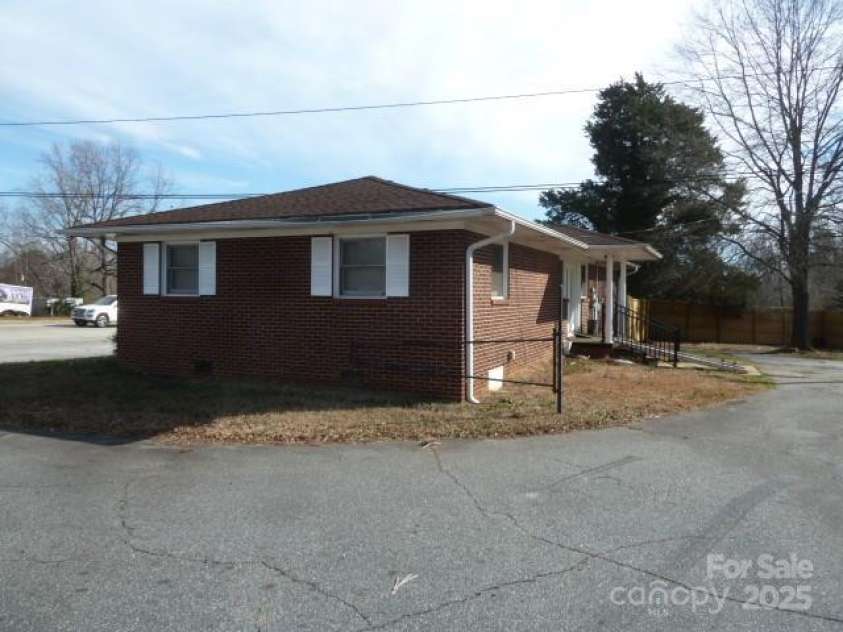 3091 Main Street Extension, Spartanburg, SC 29307.  MLS# CAR4235402, YatesRealty ID 8940. Side view