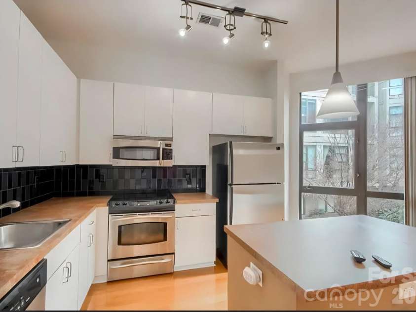 525 6th Street, Charlotte, NC 28202.  MLS# CAR4371172, YatesRealty ID 8941. 