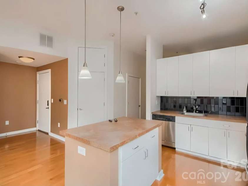 525 6th Street, Charlotte, NC 28202.  MLS# CAR4371172, YatesRealty ID 8941. 