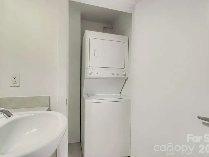 525 6th Street, Charlotte, NC 28202.  MLS# CAR4371172, YatesRealty ID 8941. 