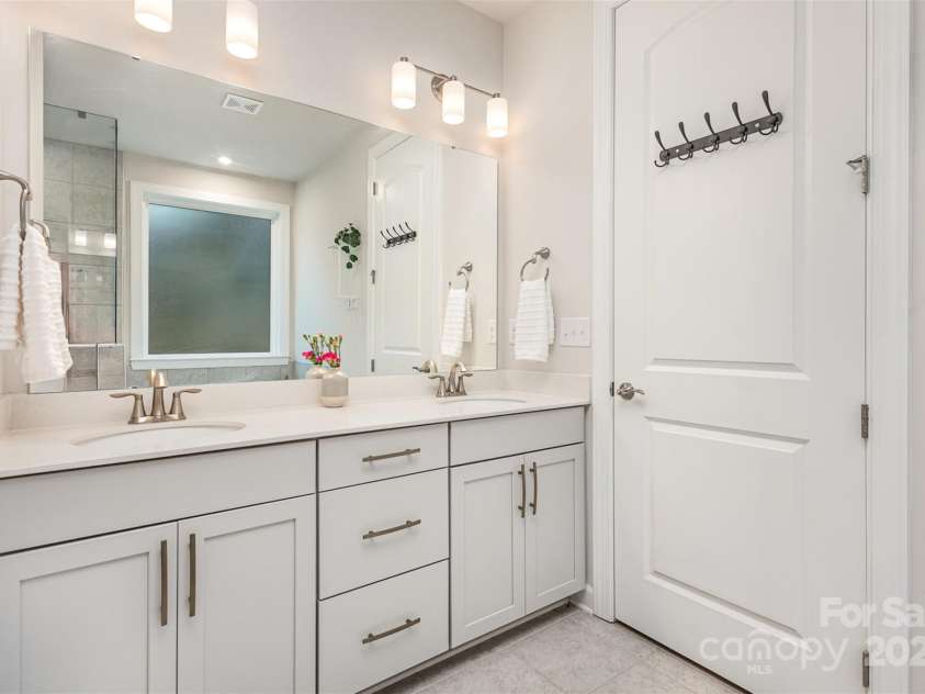 9534 Liberty Hill Drive, Mint Hill, NC 28227.  MLS# CAR4278343, YatesRealty ID 8943. Primary en suite